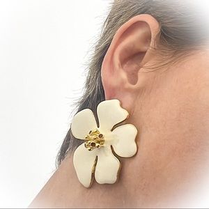 💕Beautiful White Enamel Hibiscus Fashion Earrings Gold Tone💕